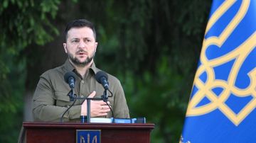 Volodymyr Zelensky canta el himno nacional de Ucrania durante un evento por el regreso de los comandantes de las fuerzas ucranianas.