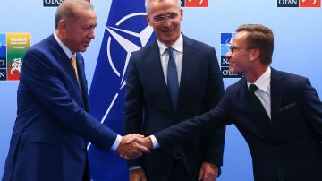 El presidente turco, Tayyip Erdogan, y el primer ministro sueco, Ulf Kristersson, se dan la mano frente al secretario general de la OTAN, Jens Stoltenberg.