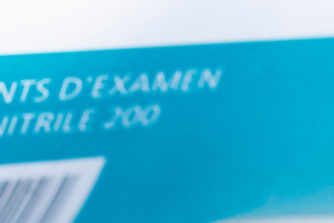 Los distintos años de depósitos de sedimentos son visibles en esta sección recolectados del fondo del lago Crawford por un equipo de científicos. (Foto de PETER POWER/AFP vía Getty Images)