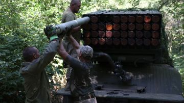 Imagen de soldados manipulando artillería en Ucrania.