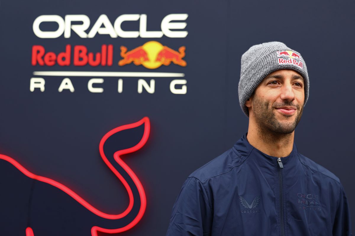 Daniel Ricciardo returns to Formula 1 with Alpha Tauri and gives Checo ...