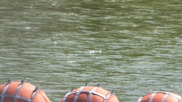El Gobierno de Texas colocó boyas con púas en Eagle Pass.