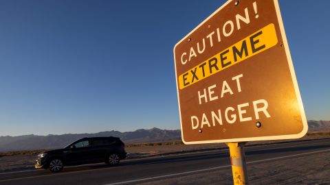 No estaba claro cuánto tiempo estuvo el menor dentro del vehículo caliente antes de ser rescatado.