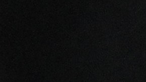 Carlos Alcaraz levanta el trofeo de campeón de Wimbledon.