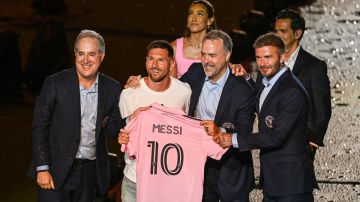 Messi sonríe durante su presentación con los directivos del Inter Miami.