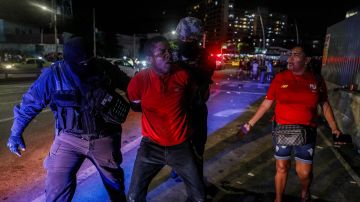 La policía de Panamá detiene a uno de los supuestos involucrados en el tiroteo.