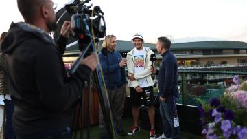 Carlos Alcaraz durante una entrevista luego de ganar en cuartos de final de Wimbledon.
