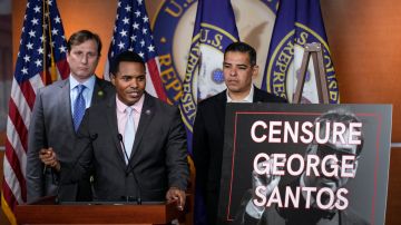 Demócratas presentan resolución para censurar a George Santos y criticaron a Kevin McCarthy por no expulsarlo del Congreso