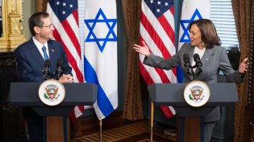 La vicepresidenta estadounidense Kamala Harris y el presidente israelí Isaac Herzog hablan con los medios de comunicación.