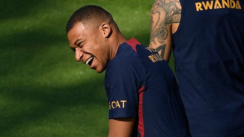 Mbappé sonríe durante un entrenamiento del PSG.