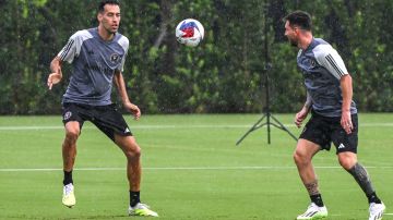 Sergio Busquets y Lionel Messi en un entrenamiento en Fort Lauderdale, Florida.