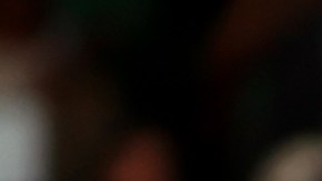 Carlos Alcaraz (L) y Novak Djokovic (R) posan para las cámaras luego de la final de Wimbledon 2023.