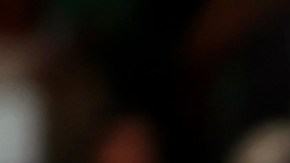 Carlos Alcaraz (L) y Novak Djokovic (R) posan para las cámaras luego de la final de Wimbledon 2023.