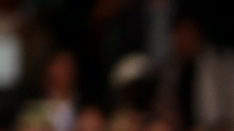 Carlos Alcaraz (L) y Novak Djokovic (R) posan para las cámaras luego de la final de Wimbledon 2023.