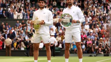 Carlos Alcaraz (L) y Novak Djokovic (R) posan para las cámaras luego de la final de Wimbledon 2023.