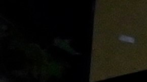 El líder y candidato del conservador Partido Popular, Alberto Núñez Feijoo, alza el puño mientras se dirige a sus seguidores desde un balcón de la sede del PP en Madrid tras las elecciones generales de España.