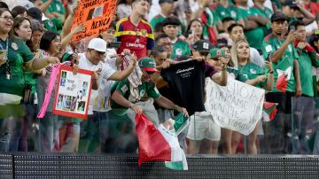 El niño etiope festejó el triunfo de la selección mexicana en la Copa Oro.