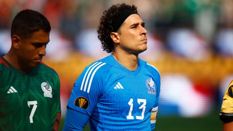 Guillermo Ochoa compartió con varios jóvenes futbolistas en Disney.