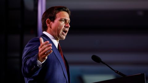 DeSantis despide a miembro de su equipo de campaña por compartir video con simbología nazi