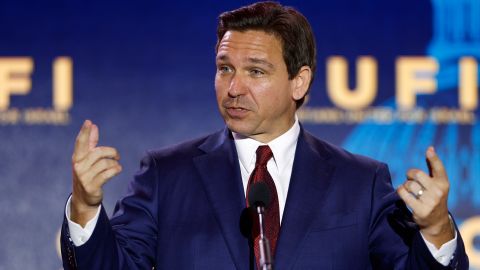 Una miembro del personal de DeSantis sufrió una lesión menor, pero continuó hasta el evento y fue tratada allí.