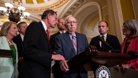 Mitch McConnell se quedó "congelado" en plena conferencia de prensa.