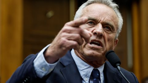 Demócratas critican al aspirante presidencial Robert F. Kennedy Jr. por sus teorías conspirativas sobre el COVID-19