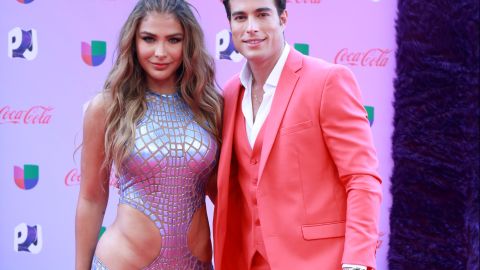 Migbelis Castellanos y Danilo Carrera en los Premios Juventud 2023.