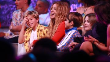 La colombiana Shakira acompañada de sus dos hijos.