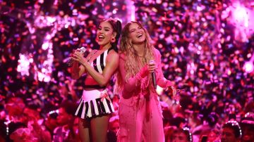 Danna Paola y Sofía Reyes comparten escenario en los Premios Juventud 2023.