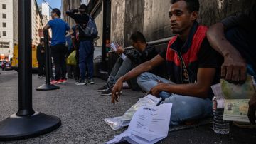 Otros migrantes prefirieron esperar en las calles algún hotel o refugio donde puedan ser albergados.