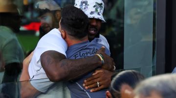 LeBron James y Lionel Messi abrazándose antes del encuentro del Inter Miami.