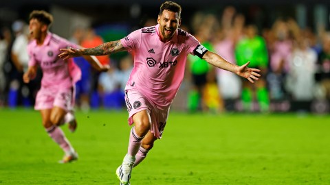 Lionel Messi celebrando su primer gol con el Inter Miami.