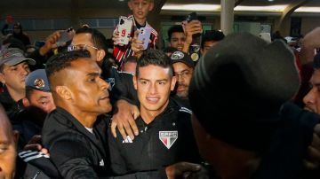 James Rodríguez es seguido por aficionados presentes en el Aeropuerto Internacional de Sao Paulo.
