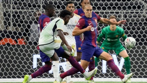 Vinícius Jr. impacta el poste por segunda vez en el partido ante el FC Barcelona.