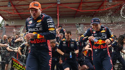 Foto del momento en el que rompieron el trofeo de Max Verstappen.