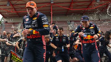 Foto del momento en el que rompieron el trofeo de Max Verstappen.