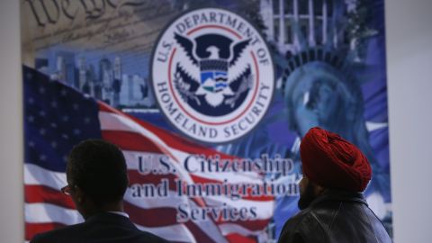 USCIS busca acelerar sus procesos administrativos, debido a los retrasos que aumentaron desde el 2020.