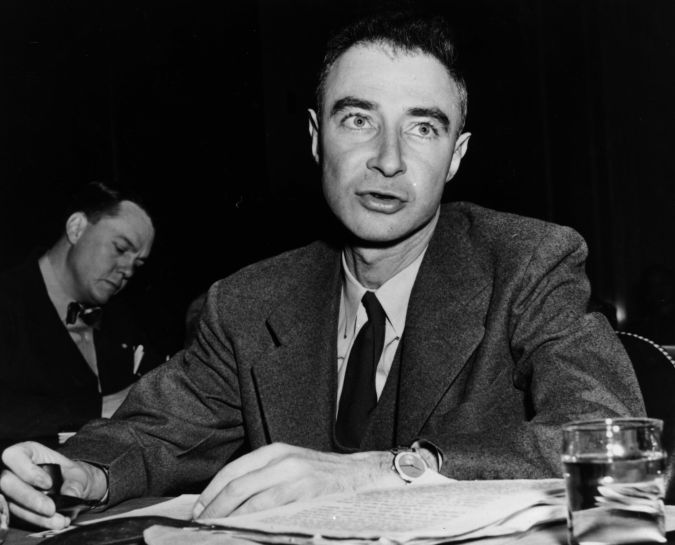 El físico nuclear estadounidense Julius Robert Oppenheimer (1904 - 1967), director del laboratorio atómico de Los Alamos, testificando ante el Comité Especial del Senado sobre Energía Atómica.
