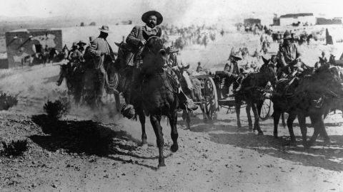 El General Pancho Villa cabalga a la cabeza de los rebeldes mexicanos durante la Revolución Mexicana. (Foto de Topical Press Agency/Getty Images)