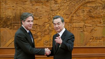 El Canciller de China, Wang Yi junto al Secretario de Estado, Antony Blinken en un encuentro en 2015.