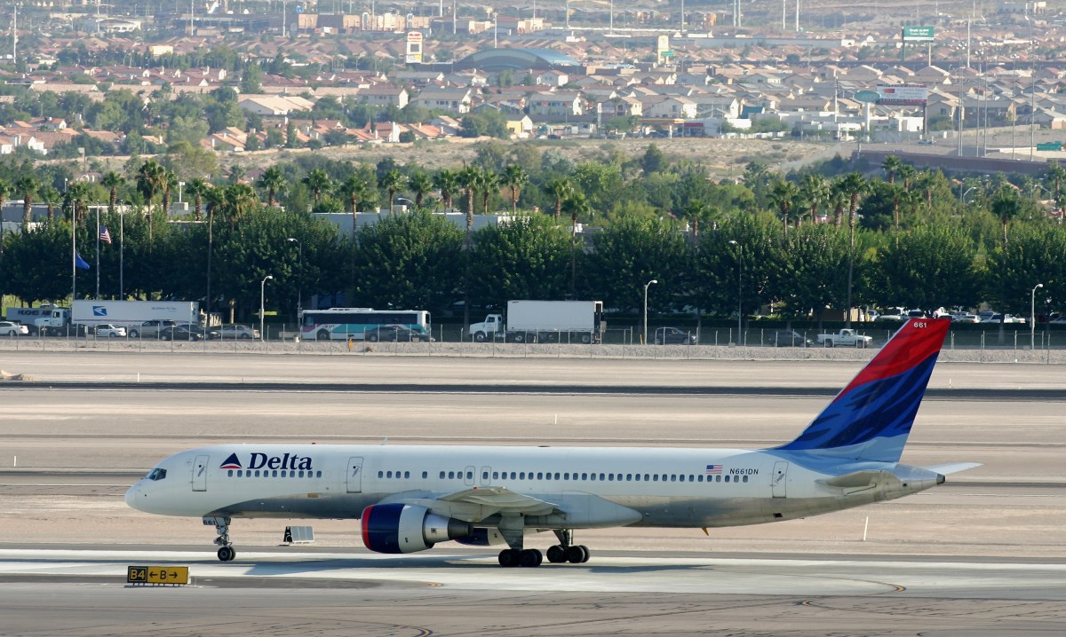 Passengers Faint as Delta Air Lines Plane in Las Vegas with No Air Conditioning