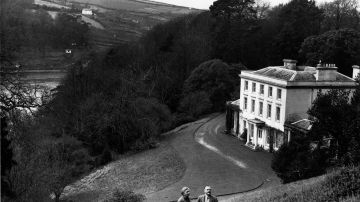 La escritora inglesa Dame Agatha Christie y su esposo Max EL Mallowan posan en marzo de 1946 en el terreno de su casa, Greenway House, en Devonshire.