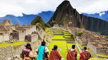 Ilustración de Machu Picchu con habitantes. (Ilustración Bing)
