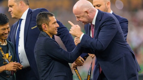 Jaime Lozano junto a Gianni Infantino.