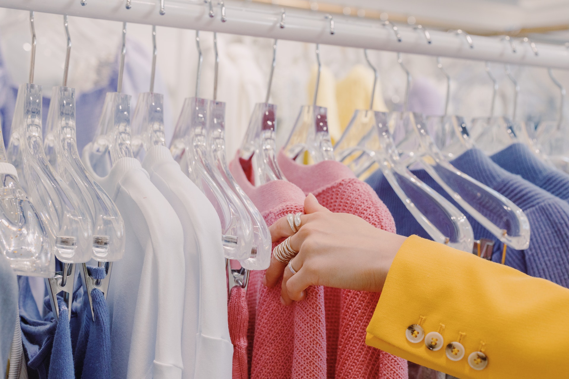 Peligros para la salud de comprar ropa usada y cómo evitarlos