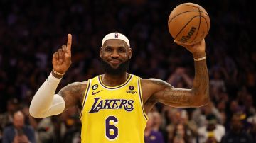 Dueña de Los Ángeles Lakers se compromete a retirar la camiseta de LeBron James