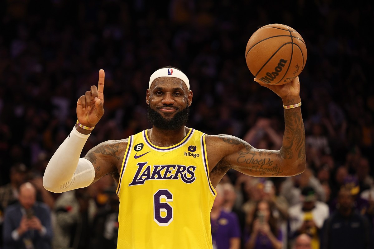 LeBron James luce la nueva camiseta de Los Angeles Lakers que trae $100  millones de dólares por nuevo patrocinio Bibigo para NBA 2021