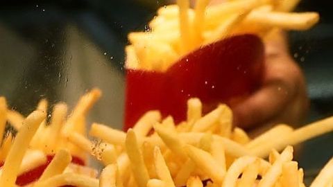 McDonald's y Wendy's ofrecen papas gratis.