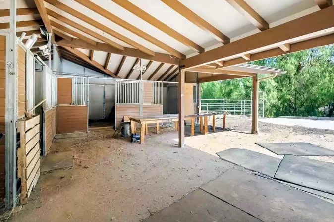 La propiedad incluye establo y extensas áreas verdes.
