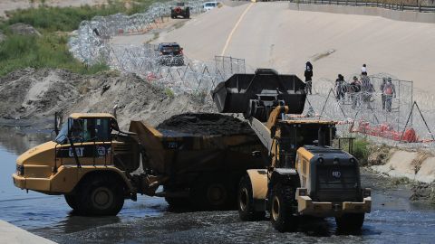 Limpian el Río Bravo de la basura dejada por la creciente ola migratoria